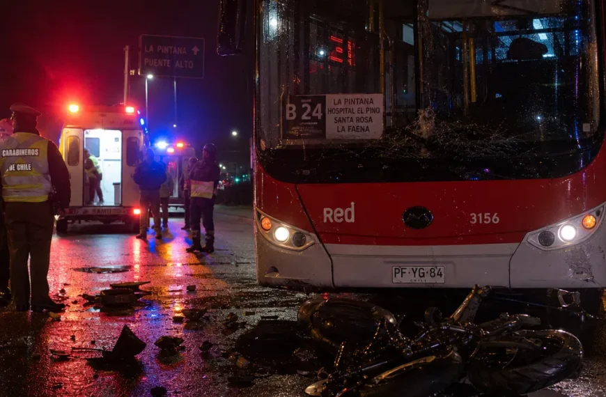 Accidente de motocicleta: tragedia en La Pintana con bus Red